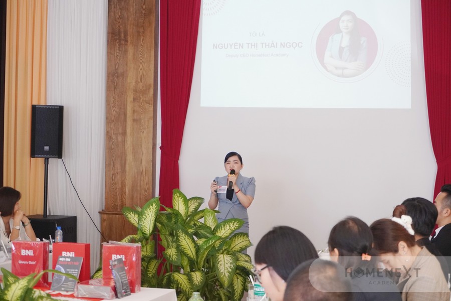 Chị Thái Ngọc diễn thuyết tại buổi giao lưu kết nối doanh nghiệp