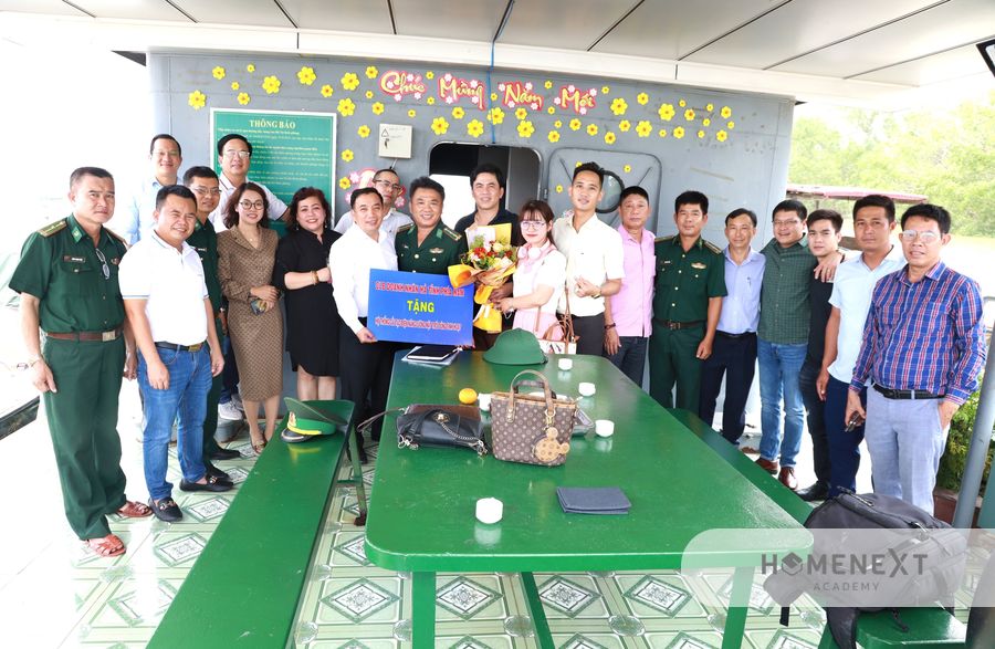 câu lạc bộ Doanh nhân Hà Tĩnh phía Nam (HTEC) đã có buổi gặp gỡ, giao lưu thân mật và trao quà cho văn phòng Trạm Biên phòng Cửa khẩu Phú Mỹ
