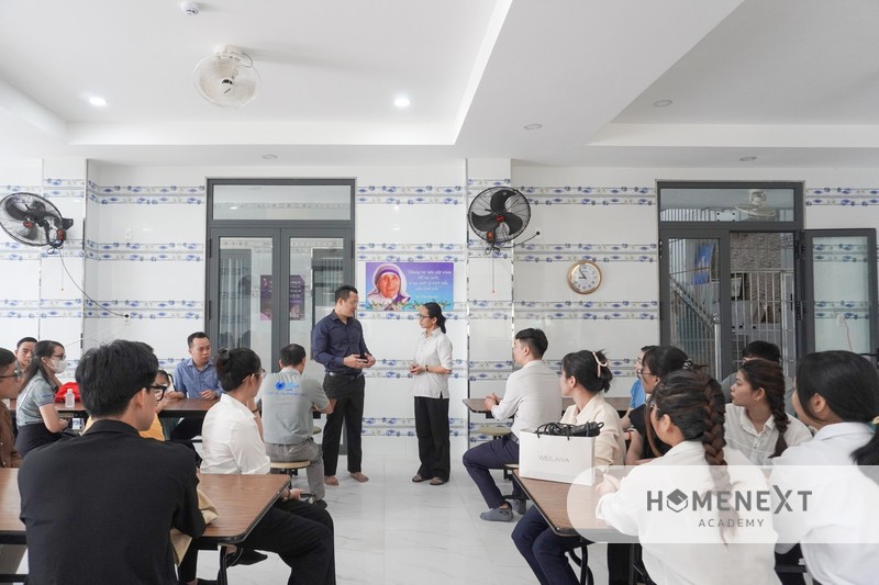 CEO Dương Tống chia sẻ với Sơ của mái ấm về chương trình "Cho nụ cười, nhận niềm vui"