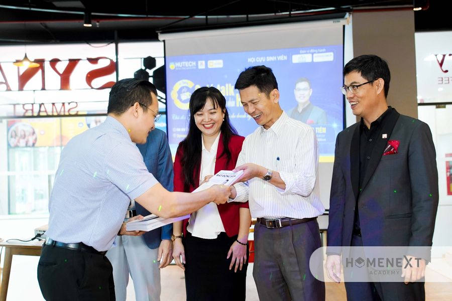 Anh Dương Tống ký tặng sách “Kỹ Năng Bán Hàng Bất Động Sản Trong Kỷ Nguyên Mới” cho Thầy Phó hiệu trưởng, một số doanh nhân, và bạn bè của anh. 