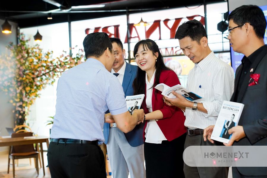 Anh Dương Tống ký tặng sách “Kỹ Năng Bán Hàng Bất Động Sản Trong Kỷ Nguyên Mới” cho Thầy Phó hiệu trưởng, một số doanh nhân, và bạn bè của anh. 